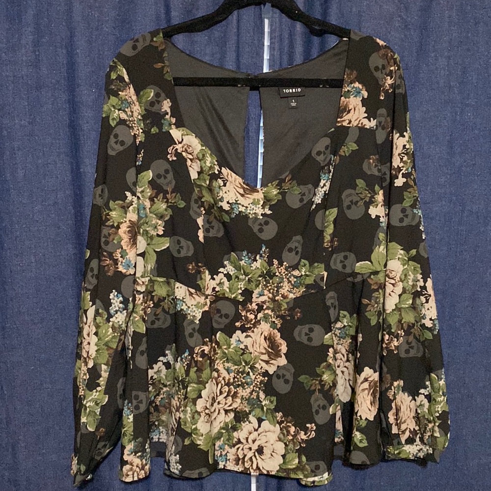 Torrid size 1 blouse, skulls and flowers print